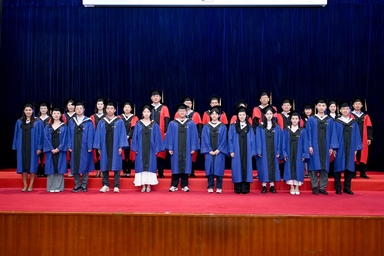 毕业典礼在雄壮嘹亮的国歌声中拉开帷幕