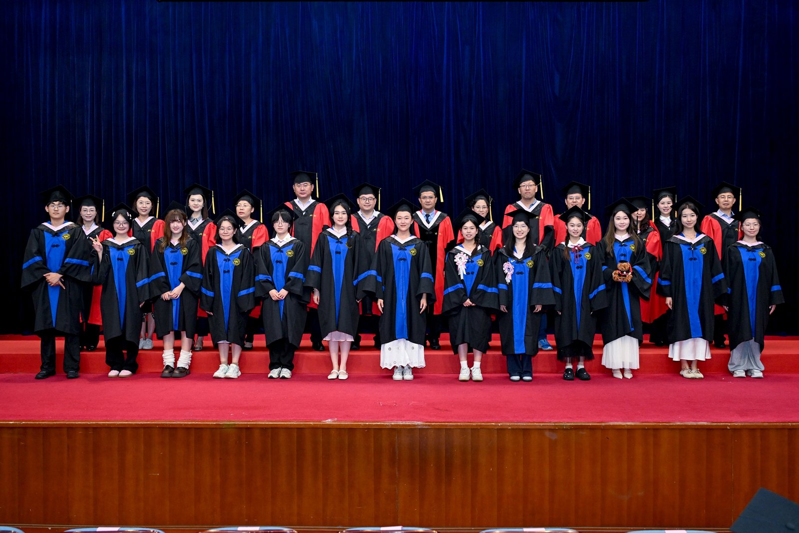 与此同时希望全体毕业生以先进为榜样